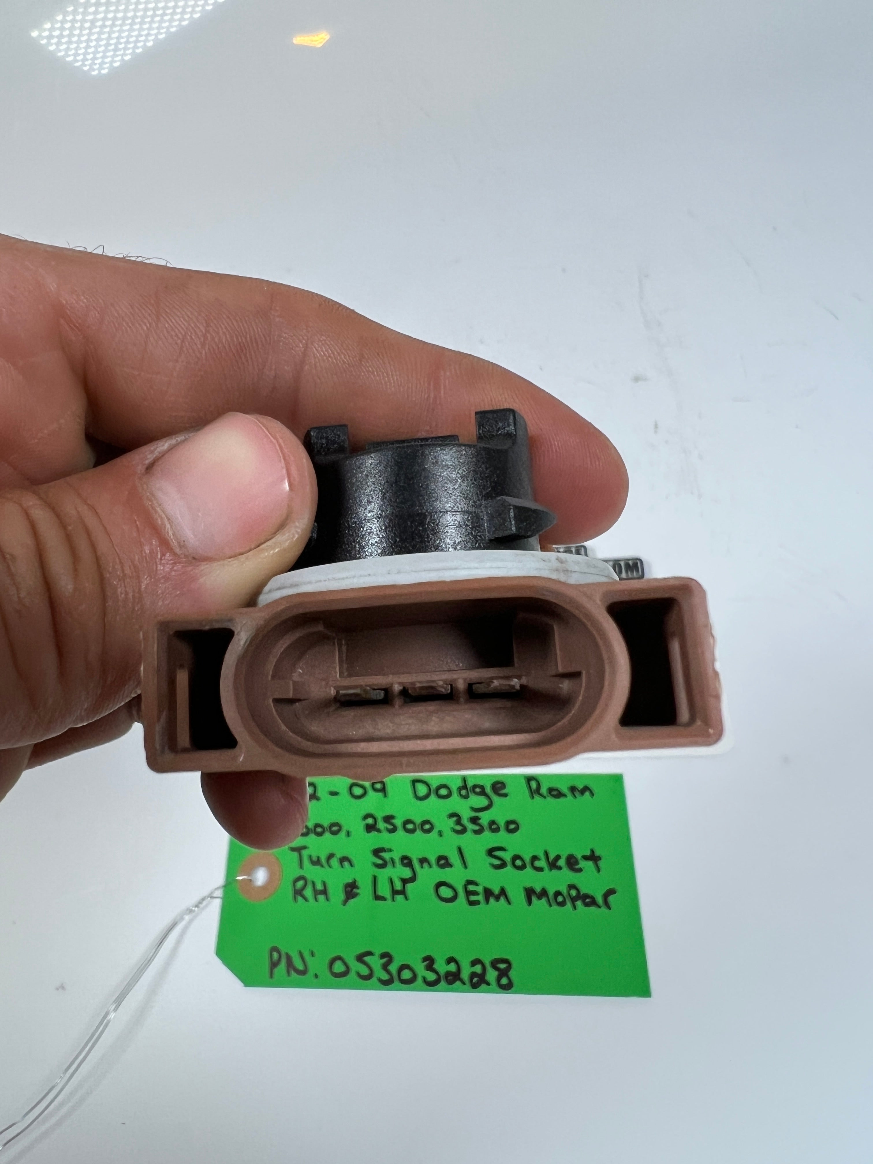 2002-2009 Dodge Ram 1500-3500 Turn Signal Socket RH / LH